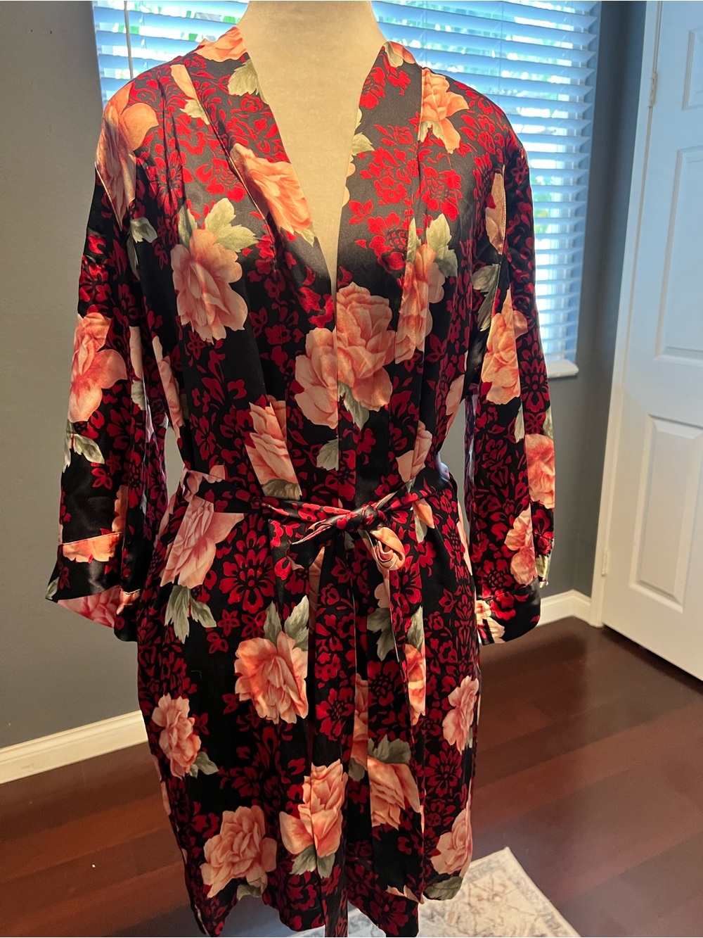 Vintage 100% Silk Floral Satin Robe - Black with Pink Roses. Size Sm